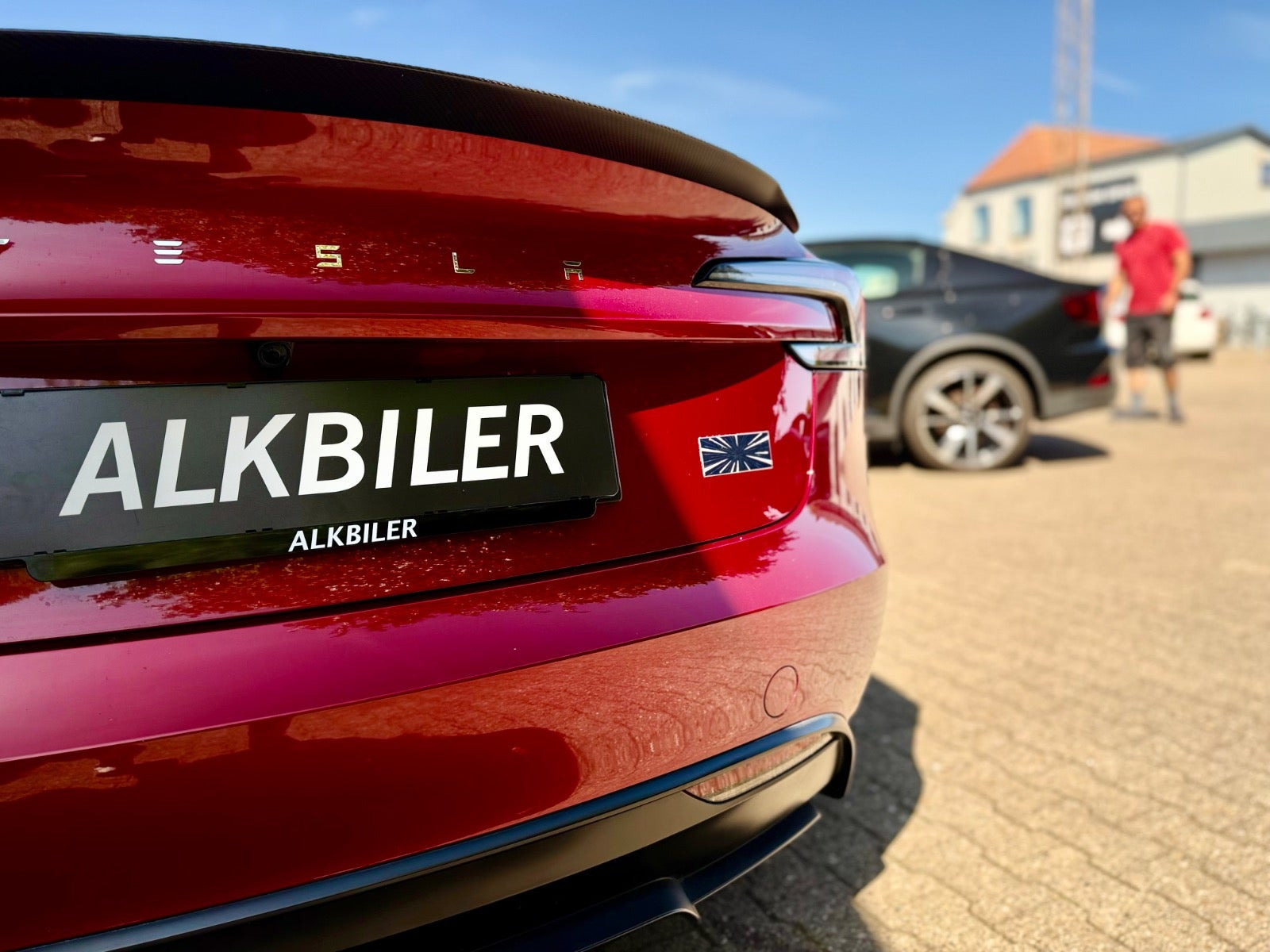 Rød Tesla Model 3 fra 2024