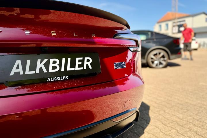 Rød Tesla Model 3 fra 2024