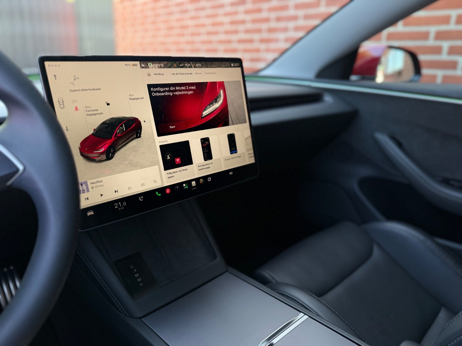 Rød Tesla Model 3 fra 2024