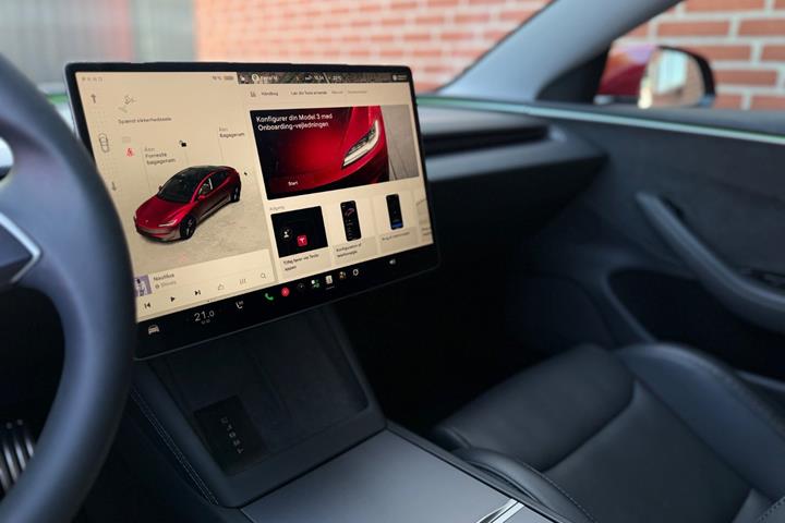 Rød Tesla Model 3 fra 2024