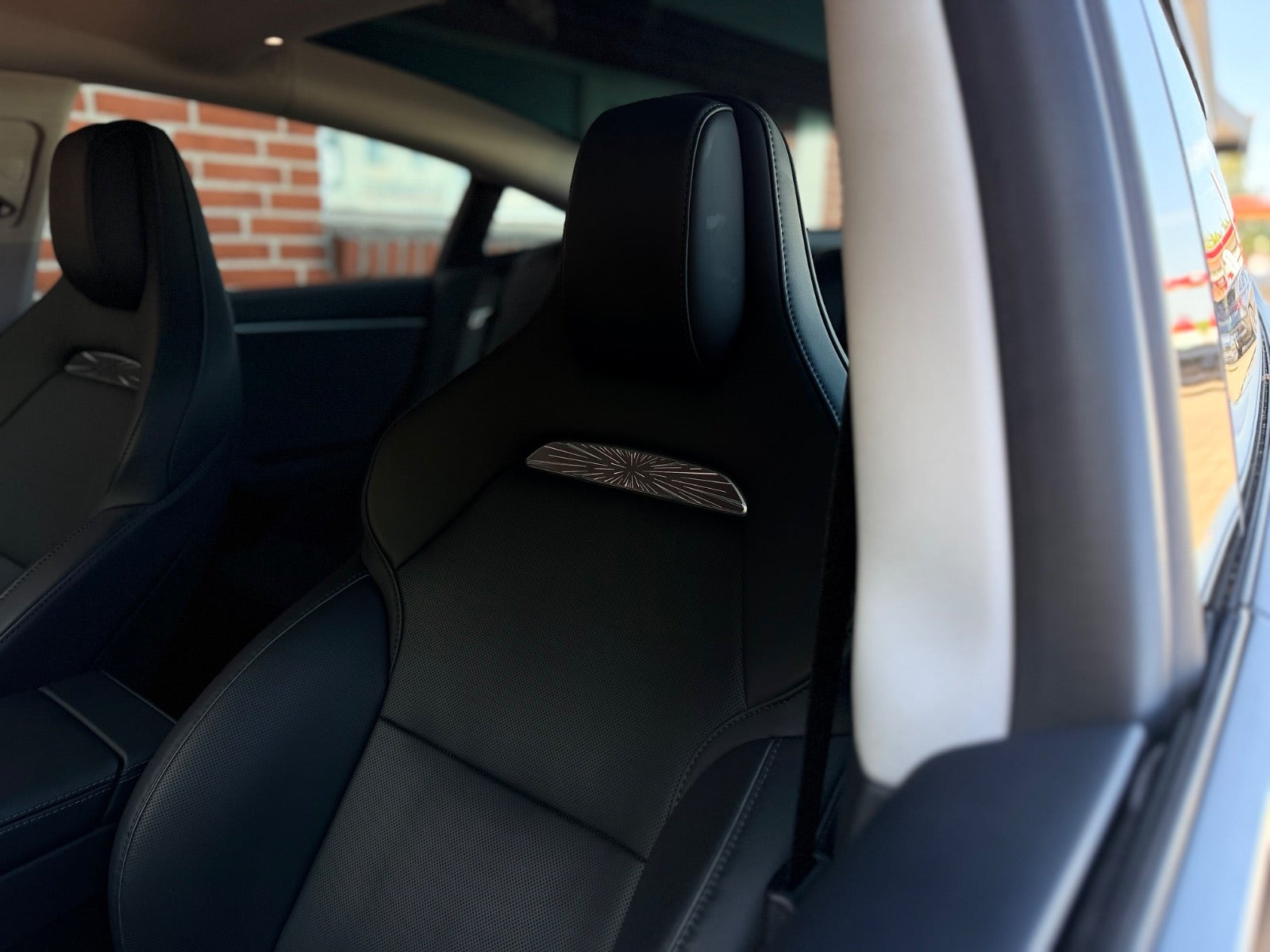Rød Tesla Model 3 fra 2024