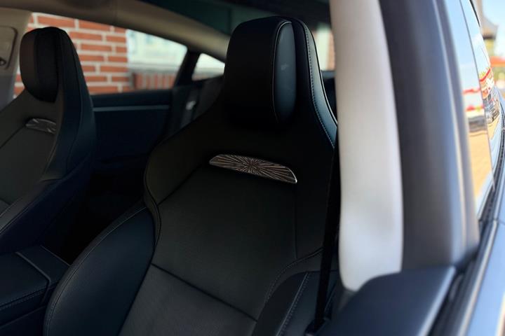 Rød Tesla Model 3 fra 2024