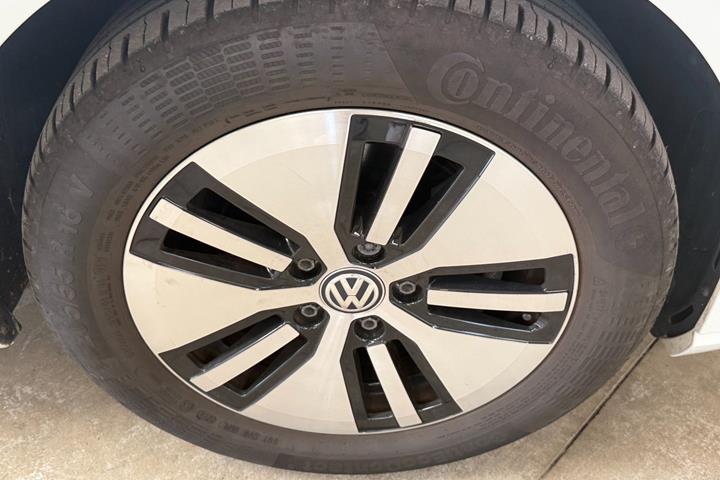 Hvid VW e-Golf VII fra 2015