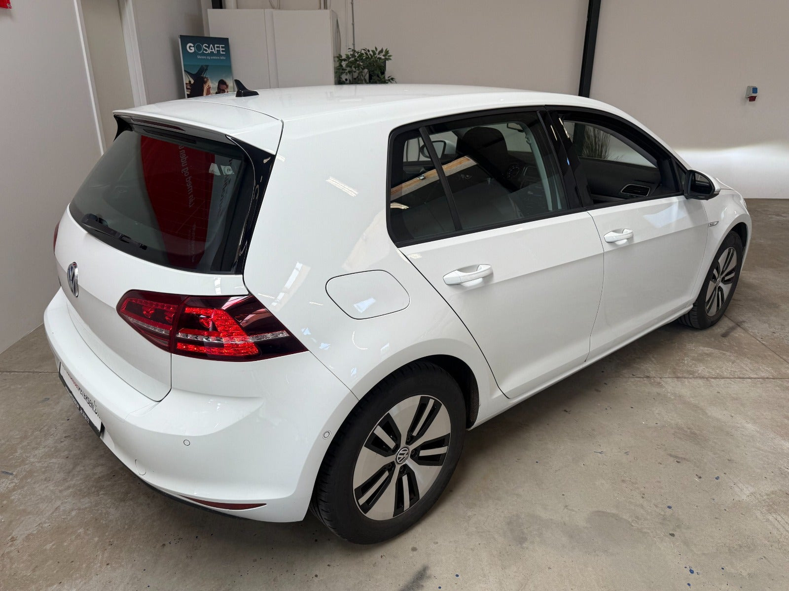 Hvid VW e-Golf VII fra 2015