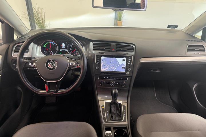 Hvid VW e-Golf VII fra 2015