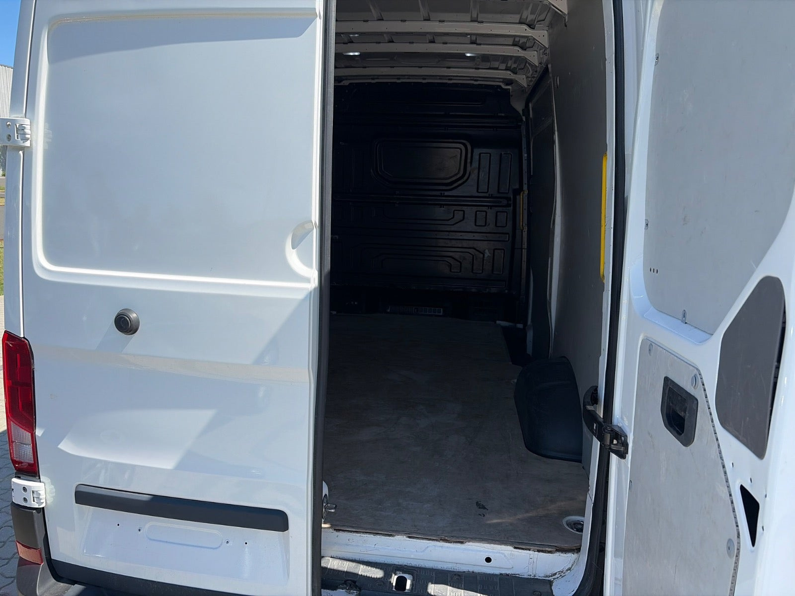 Hvid VW e-Crafter 35 fra 2020 set udefra