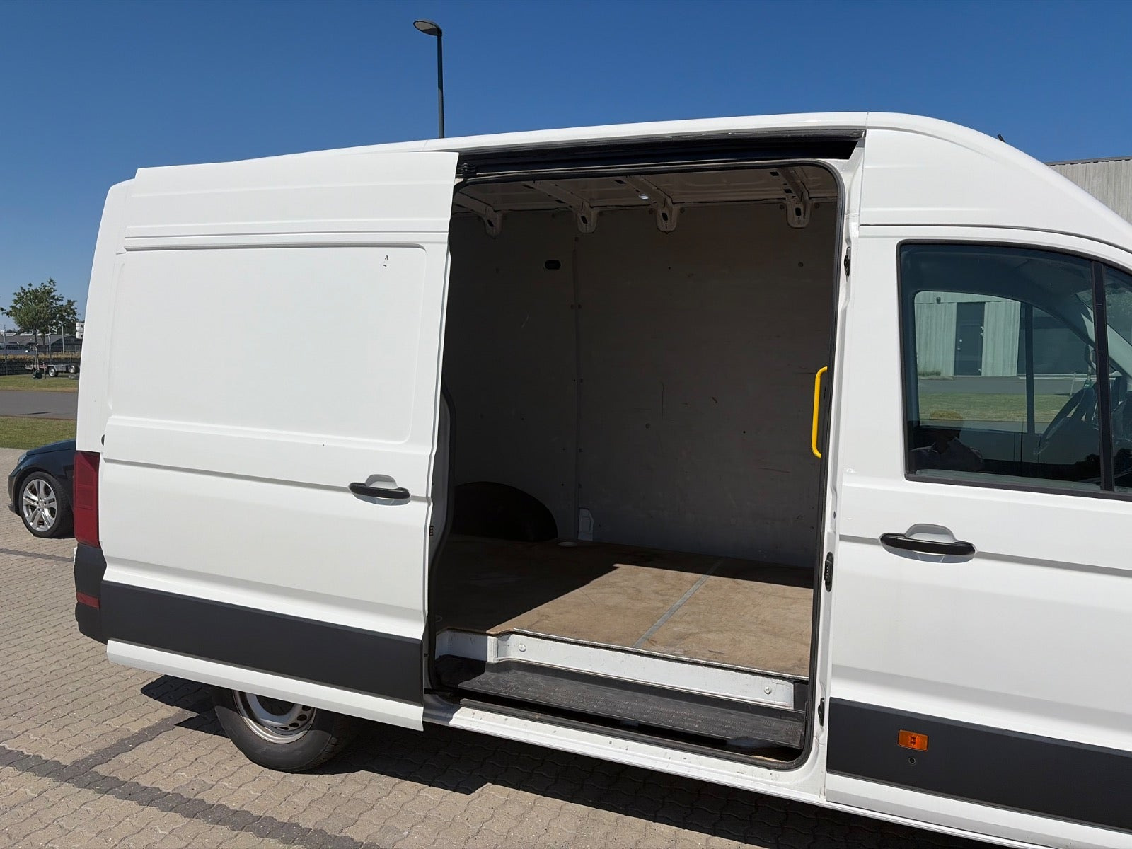 Hvid VW e-Crafter 35 fra 2020 set udefra