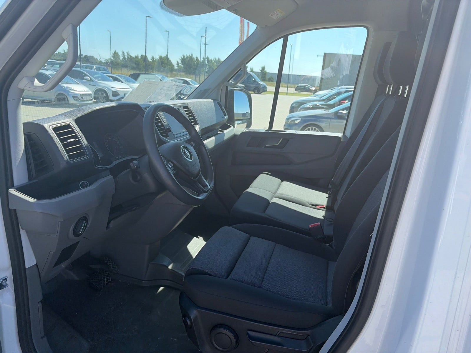 Hvid VW e-Crafter 35 fra 2020 set indefra