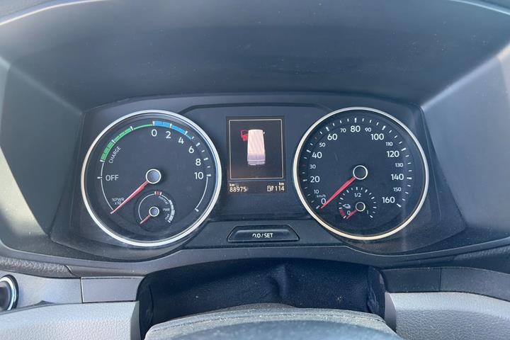 Hvid VW e-Crafter 35 fra 2020 set indefra