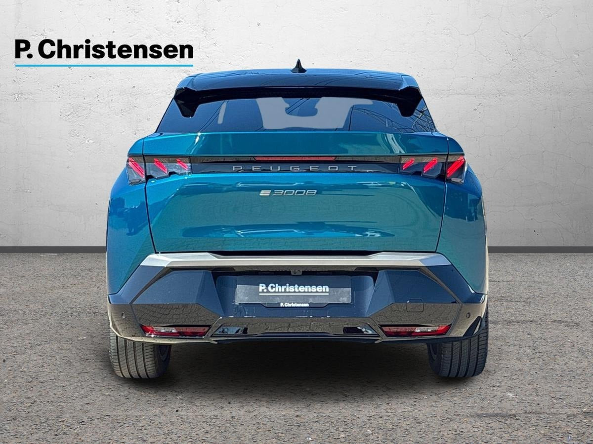 Blå Peugeot e-3008 fra 2024