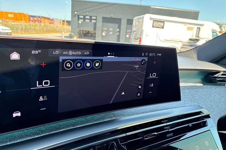Blå Peugeot e-3008 fra 2024