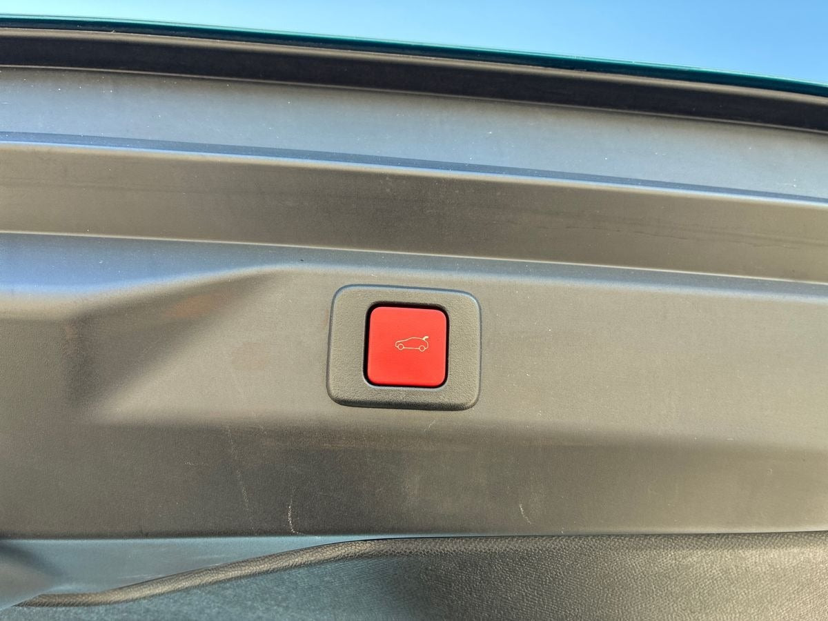 Blå Peugeot e-3008 fra 2024