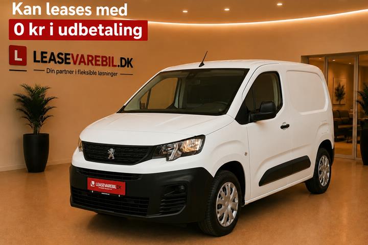 Hvid Peugeot Partner fra 2021 set udefra