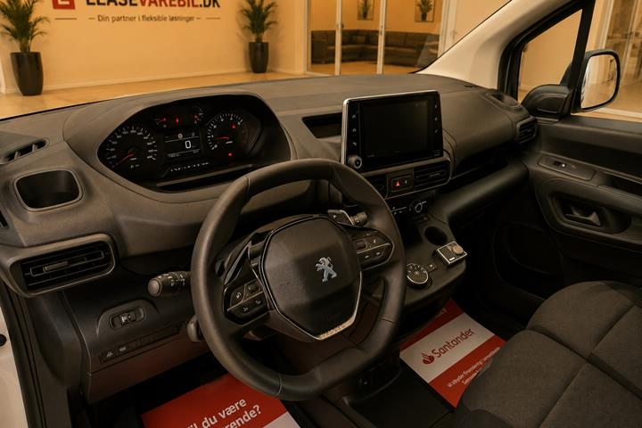 Hvid Peugeot Partner fra 2021