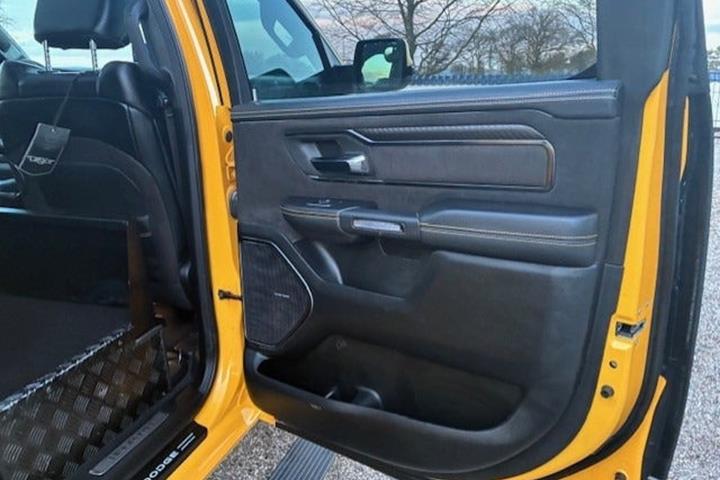 Gul Dodge RAM 1500 fra 2023