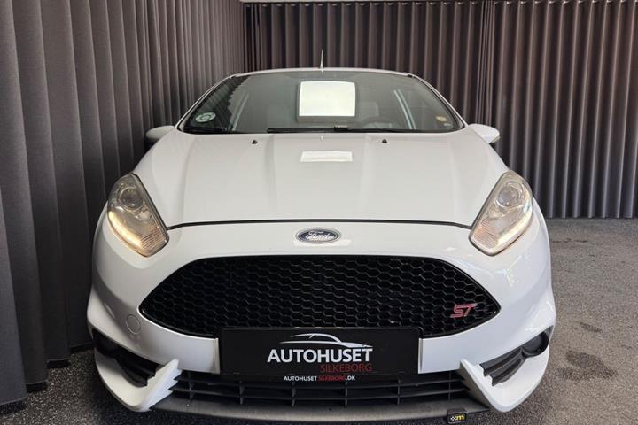 Hvid Ford Fiesta fra 2014