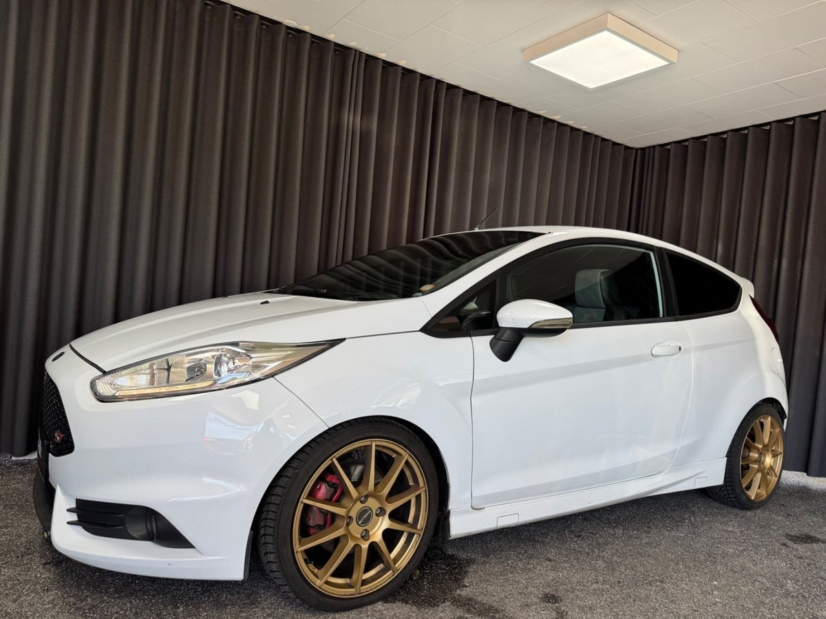 Hvid Ford Fiesta fra 2014