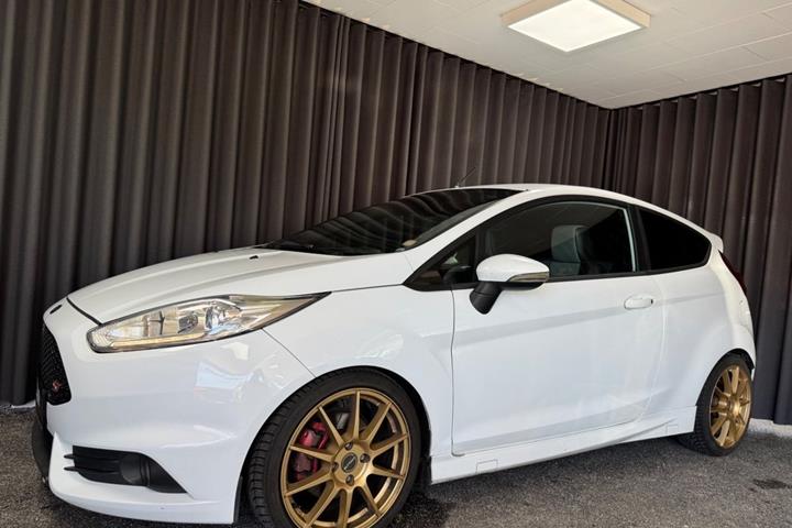 Hvid Ford Fiesta fra 2014