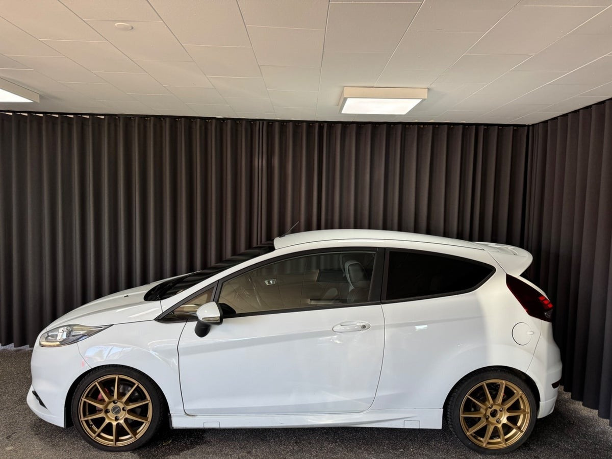 Hvid Ford Fiesta fra 2014