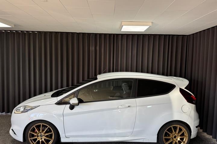Hvid Ford Fiesta fra 2014