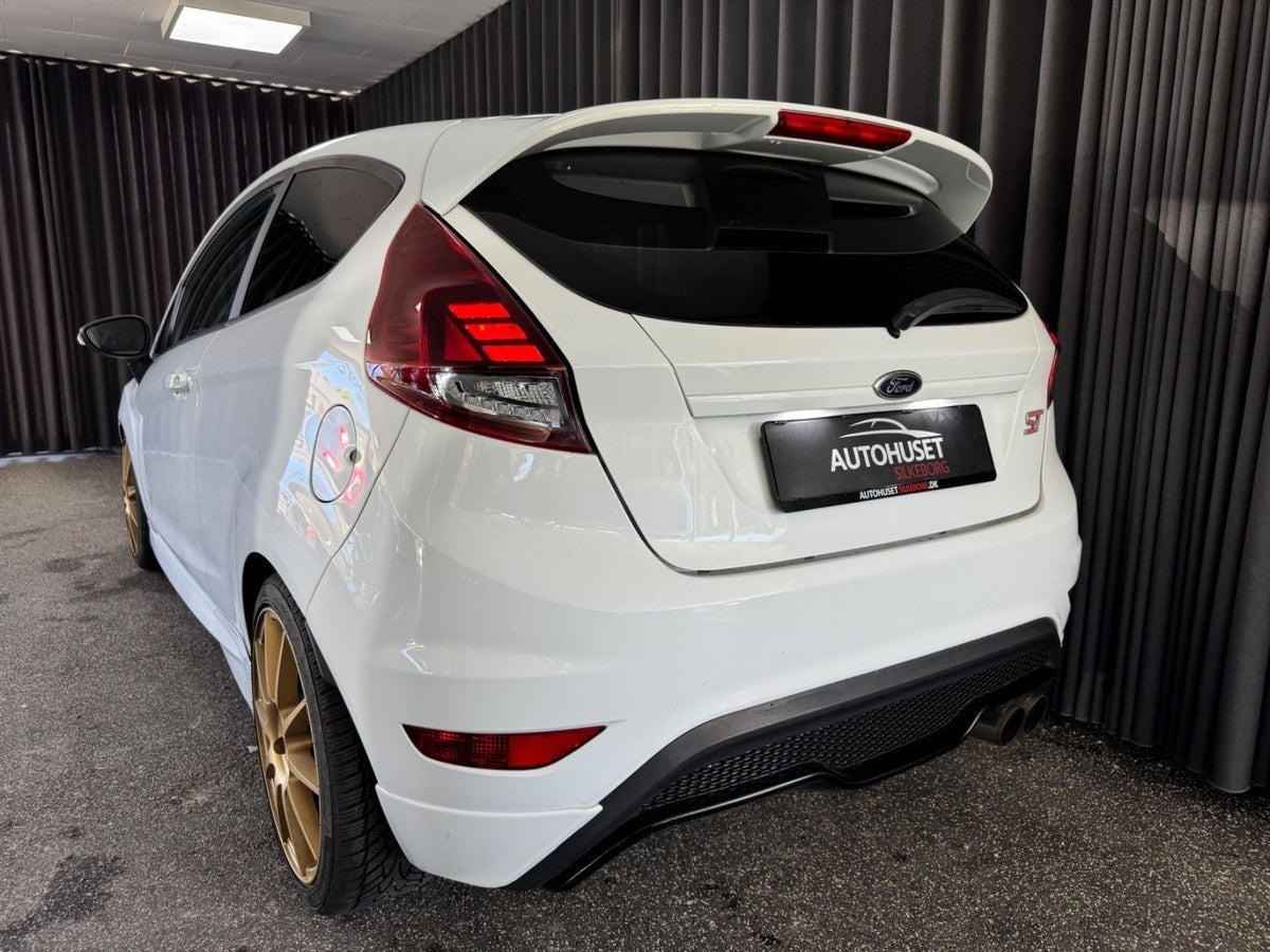 Hvid Ford Fiesta fra 2014