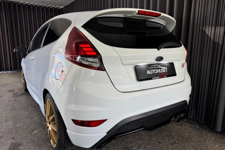 Hvid Ford Fiesta fra 2014