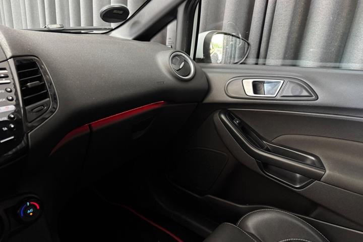 Hvid Ford Fiesta fra 2014