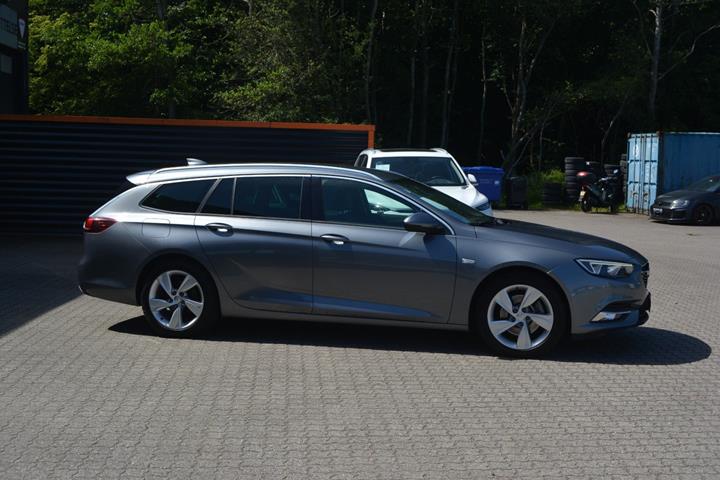 Grå Opel Insignia fra 2018