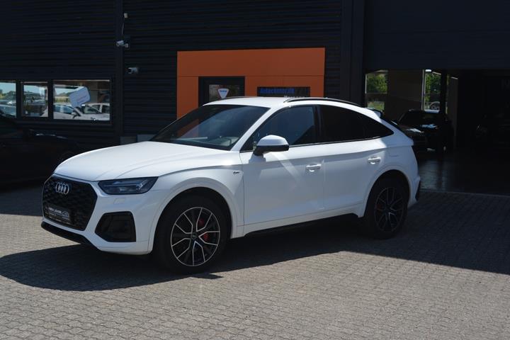 Hvid Audi Q5 fra 2022 set udefra
