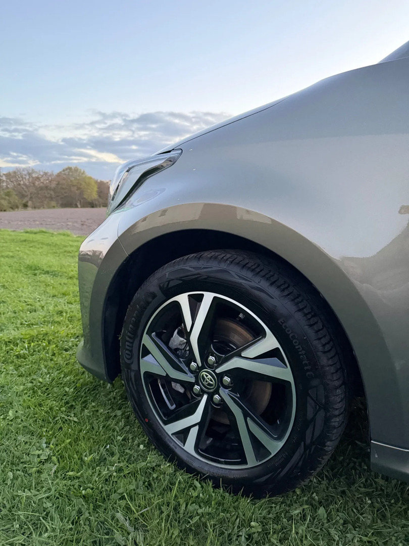 Grøn Toyota Yaris fra 2024