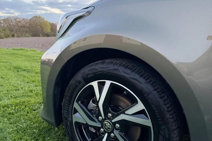 Grøn Toyota Yaris fra 2024