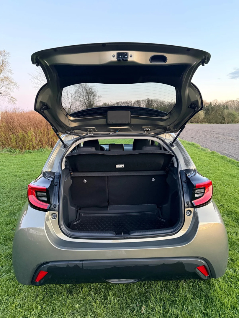 Grøn Toyota Yaris fra 2024