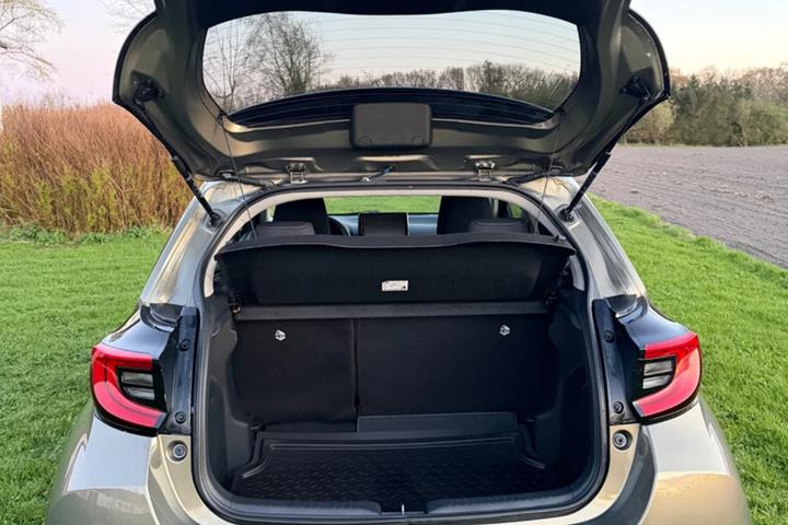 Grøn Toyota Yaris fra 2024