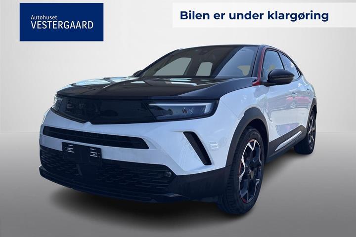 Hvid Opel Mokka-e fra 2021 set udefra
