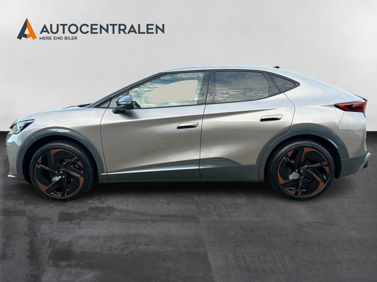 Beige Cupra Tavascan fra 2024