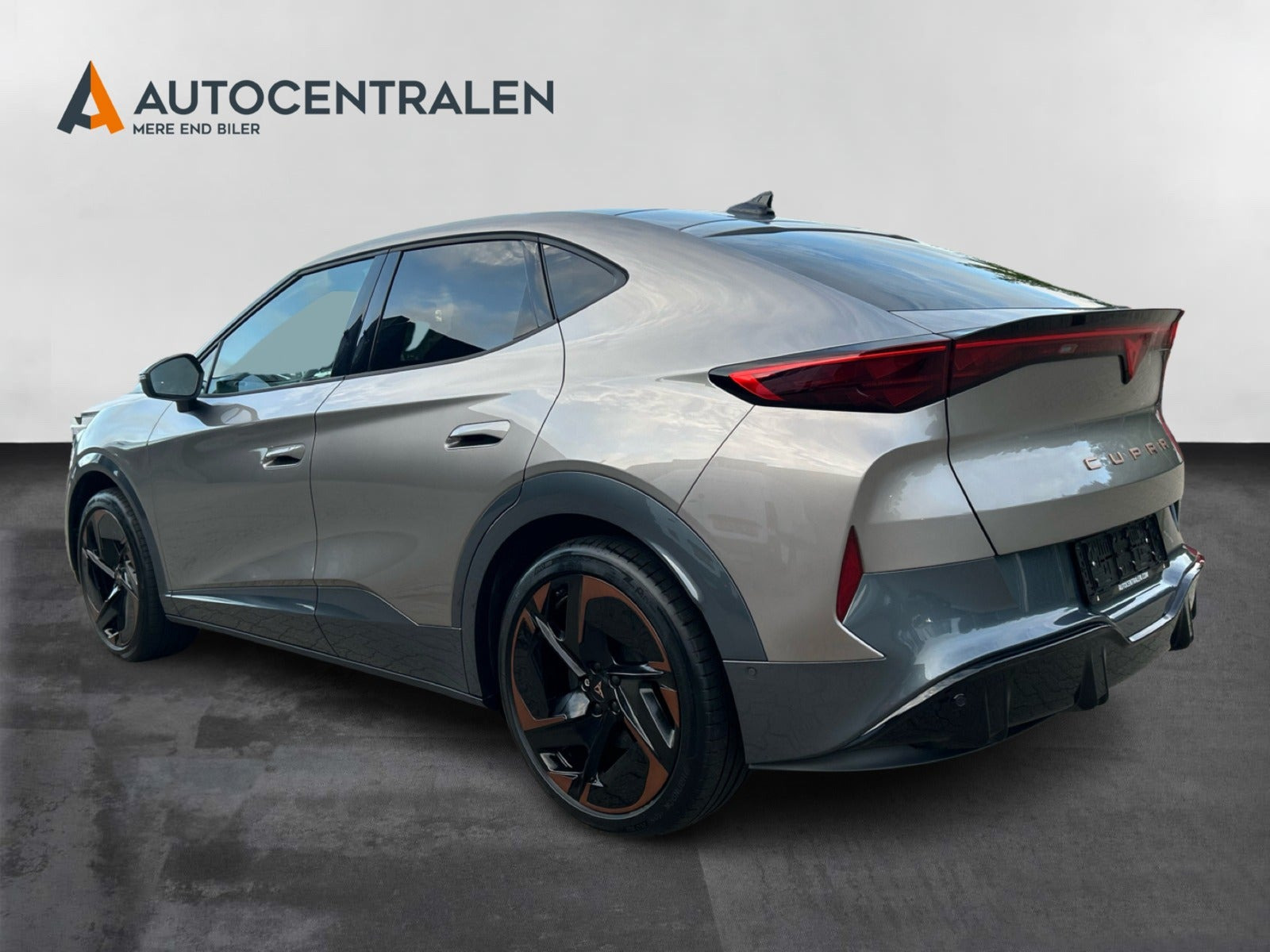 Beige Cupra Tavascan fra 2024