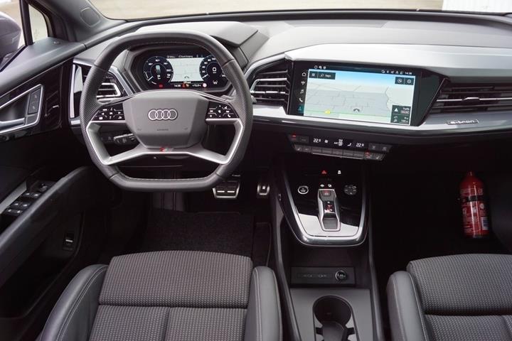 Grå Audi Q4 e-tron fra 2024