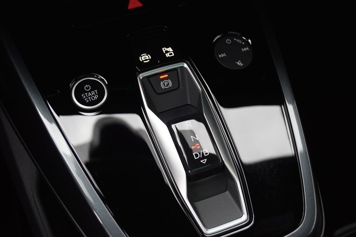 Grå Audi Q4 e-tron fra 2024