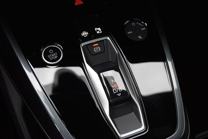 Grå Audi Q4 e-tron fra 2024