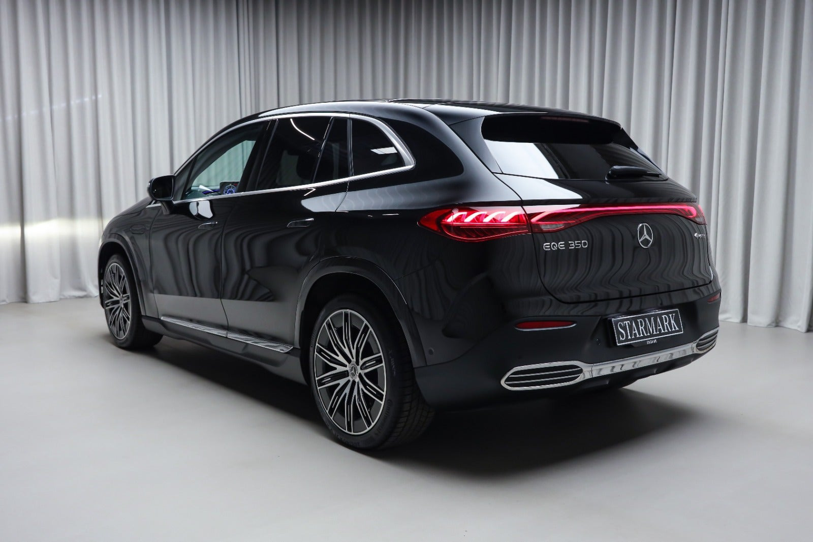Sort Mercedes EQE350 SUV fra 2025