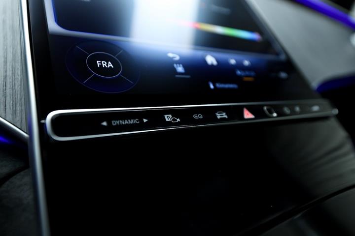 Sort Mercedes EQE350 SUV fra 2025