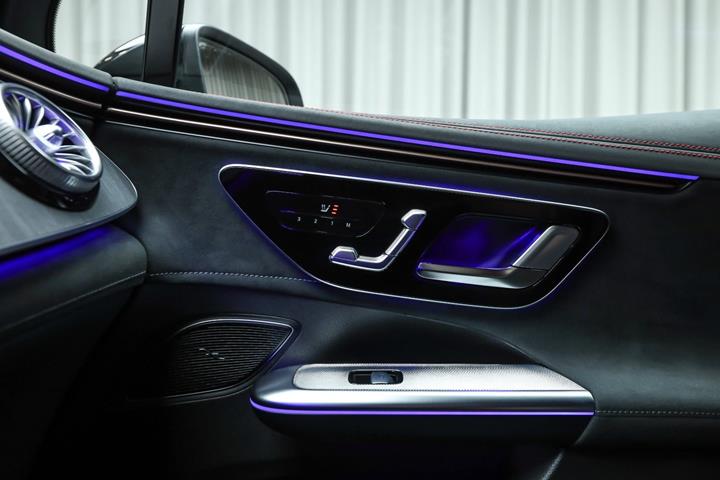 Sort Mercedes EQE350 SUV fra 2025
