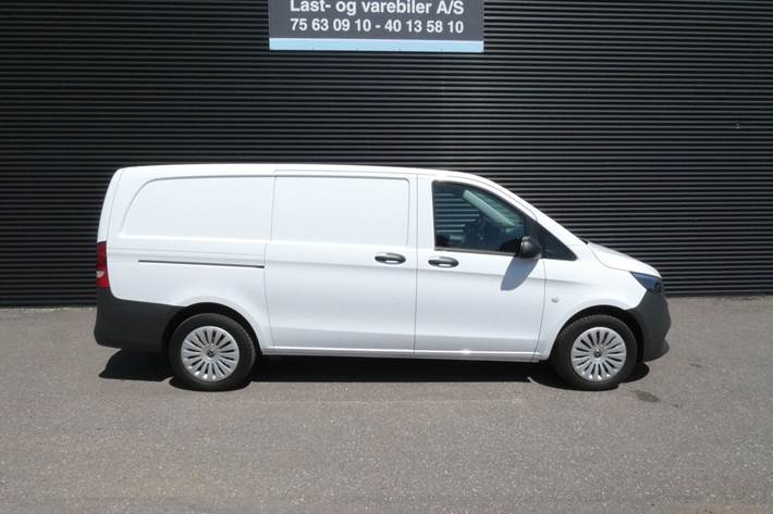 Hvid Mercedes Vito 114 fra 2025