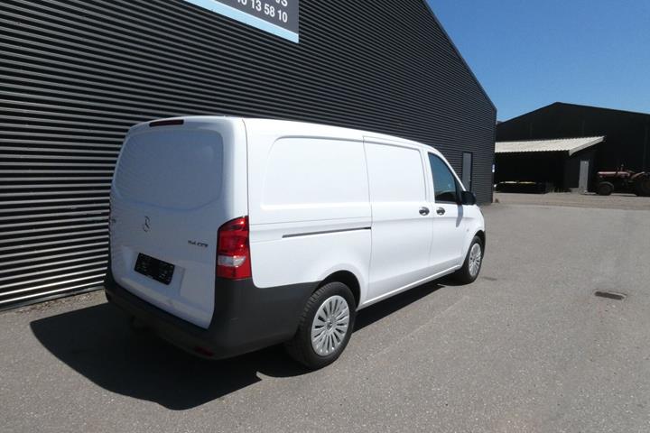Hvid Mercedes Vito 114 fra 2025