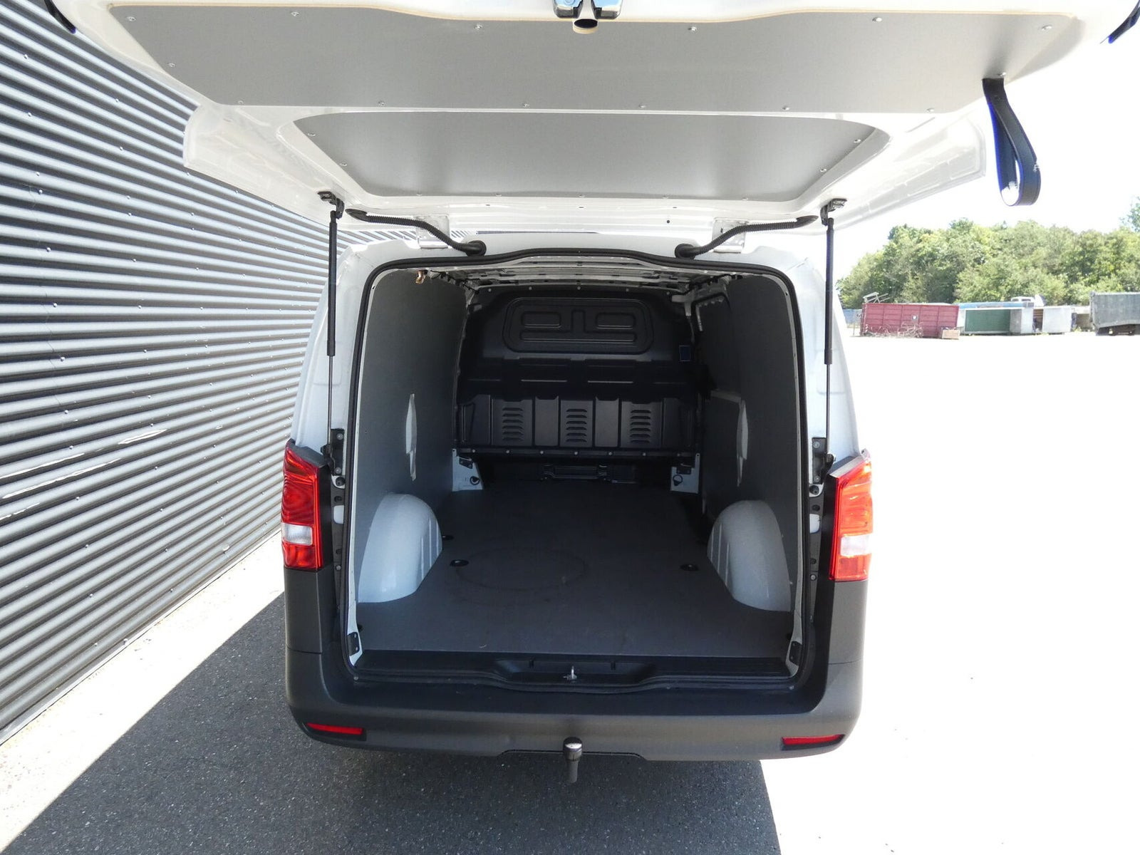 Hvid Mercedes Vito 114 fra 2025