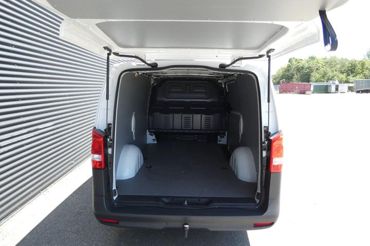 Hvid Mercedes Vito 114 fra 2025