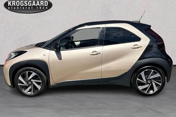 Beige Toyota Aygo X fra 2023