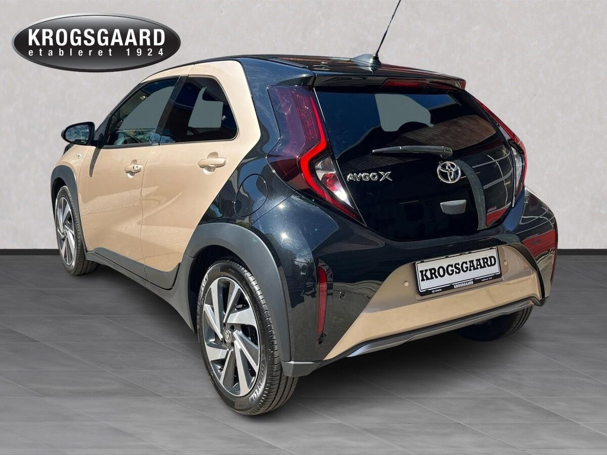 Beige Toyota Aygo X fra 2023