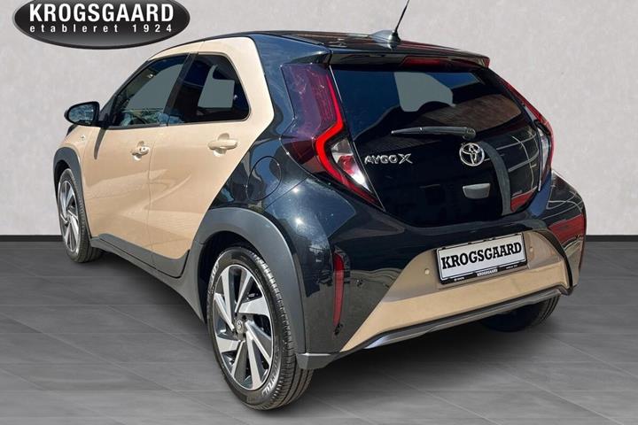 Beige Toyota Aygo X fra 2023