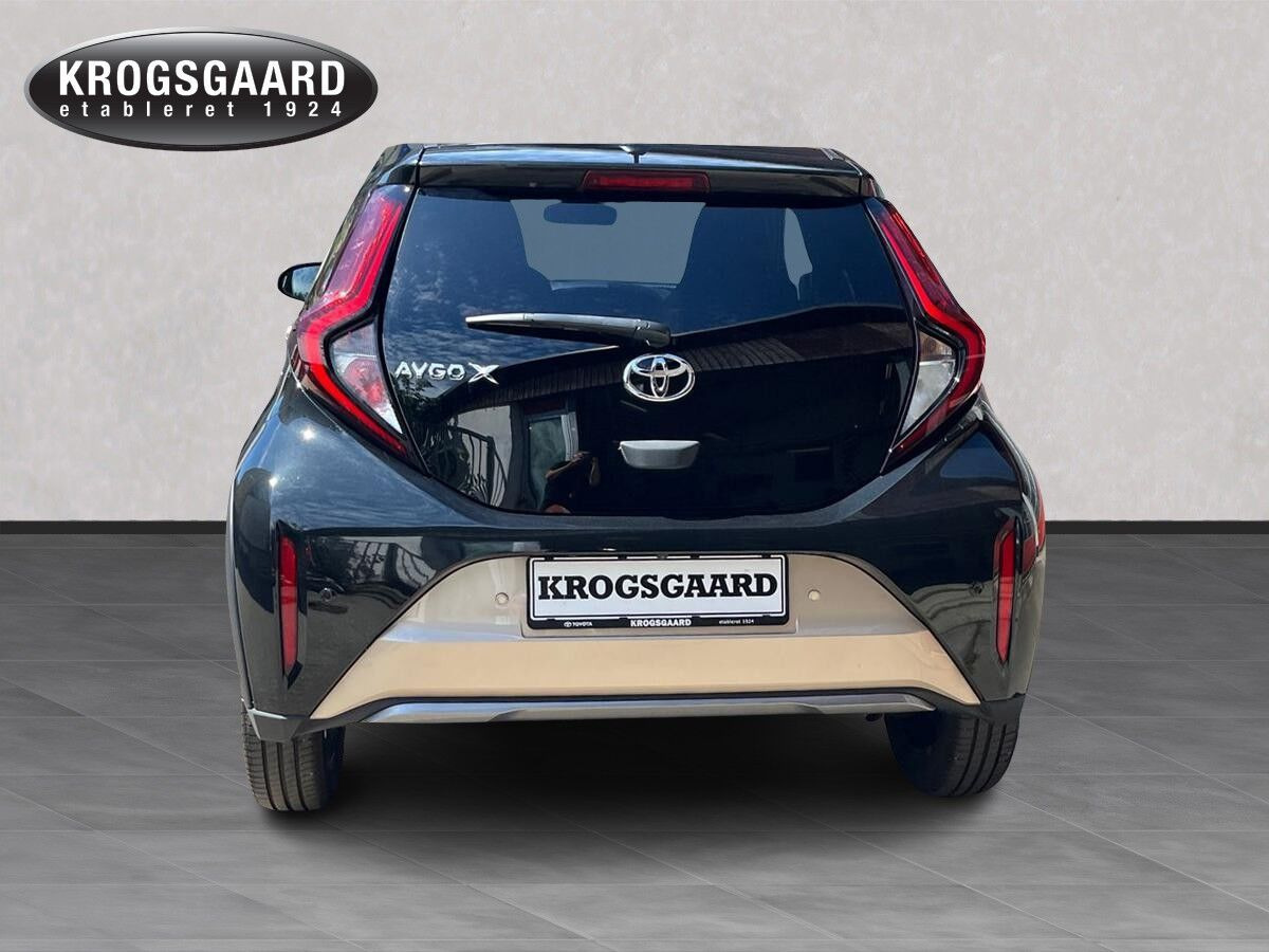 Beige Toyota Aygo X fra 2023